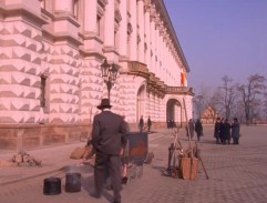 pred budovou ministerstva