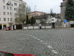 pred políciou v Děčíne