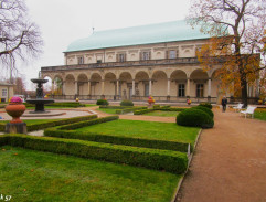 Před palácem