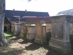 Na hřbitově