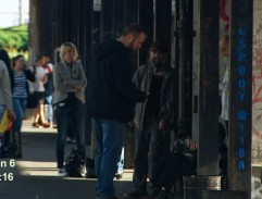 Pražák s bezdomovci