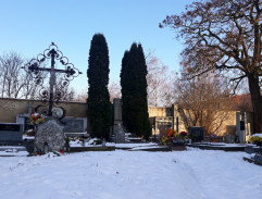 Skácelová na hřbitově