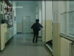 Filip běží po chodbě