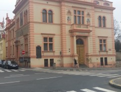 Před budovou Sokola