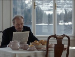 Mattoni snídá v horském hotelu