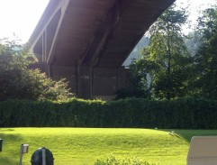 Děda stojí pod mostem
