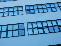 Okna školy