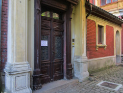 dvere vily Heinrichových rodičov