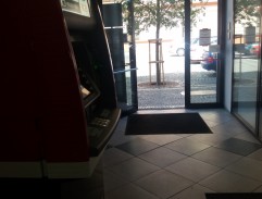 Vozíčkář Pilous u bankomatu
