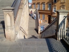 u schodů