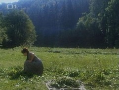Dívka žne trávu