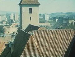 Záběr na město s věží kostela