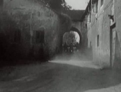 Motorky u brány hradu