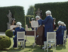 Muzikanti v zámecké zahradě