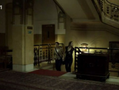 na schodoch pražského hotela