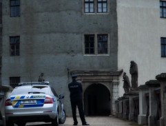 Policisté před hradem