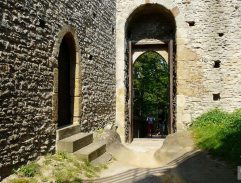 U brány hradu