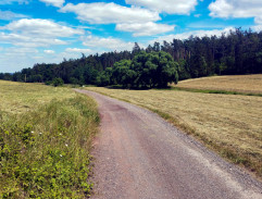 Příjezd ke statku Rajšla