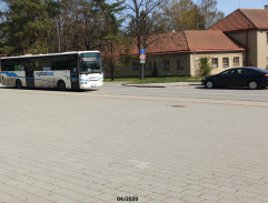 Autobus před školou