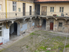 Dvůr pavlačového domu v Praze