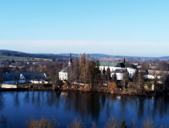 Město