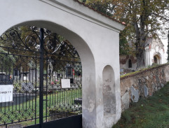 Před hřbitovní bránou