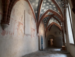 Křížová chodba klášterní části hradu