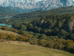 Nad řekou u skal