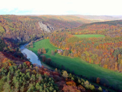 Nad řekou u skal