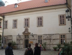 vchod do zámku v Treskoviciach