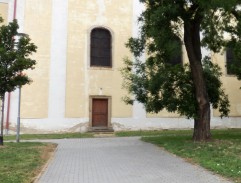 pred kostolom v Treskoviciach