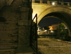 Schody pod mostem