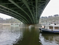 Pod mostem
