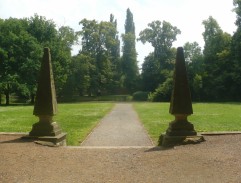 Obelisky v zahradě