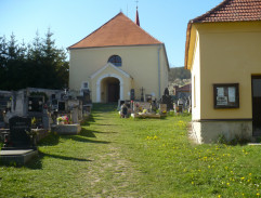 Hřbitov s kostelíkem