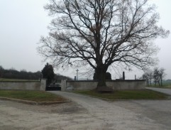 U hřbitova